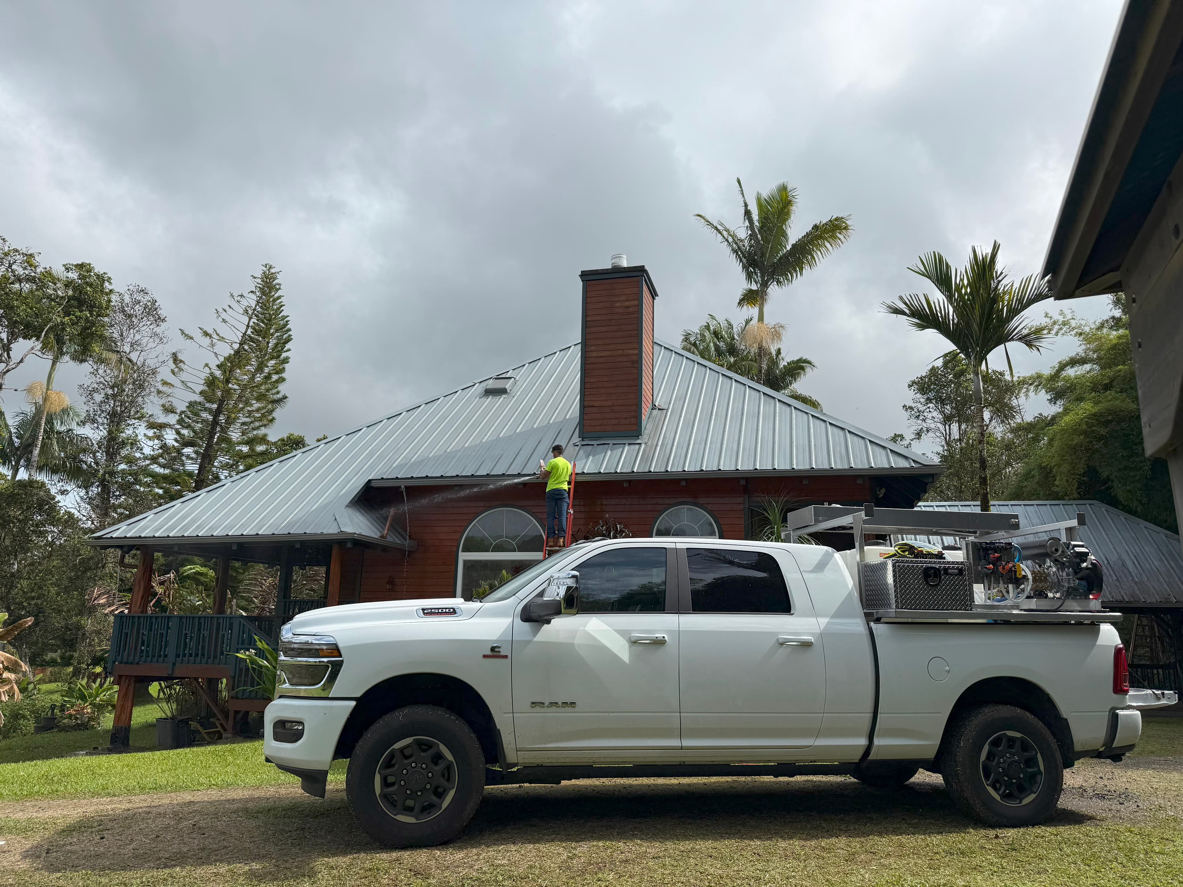 House exterior before washing in Oahu Hawaii